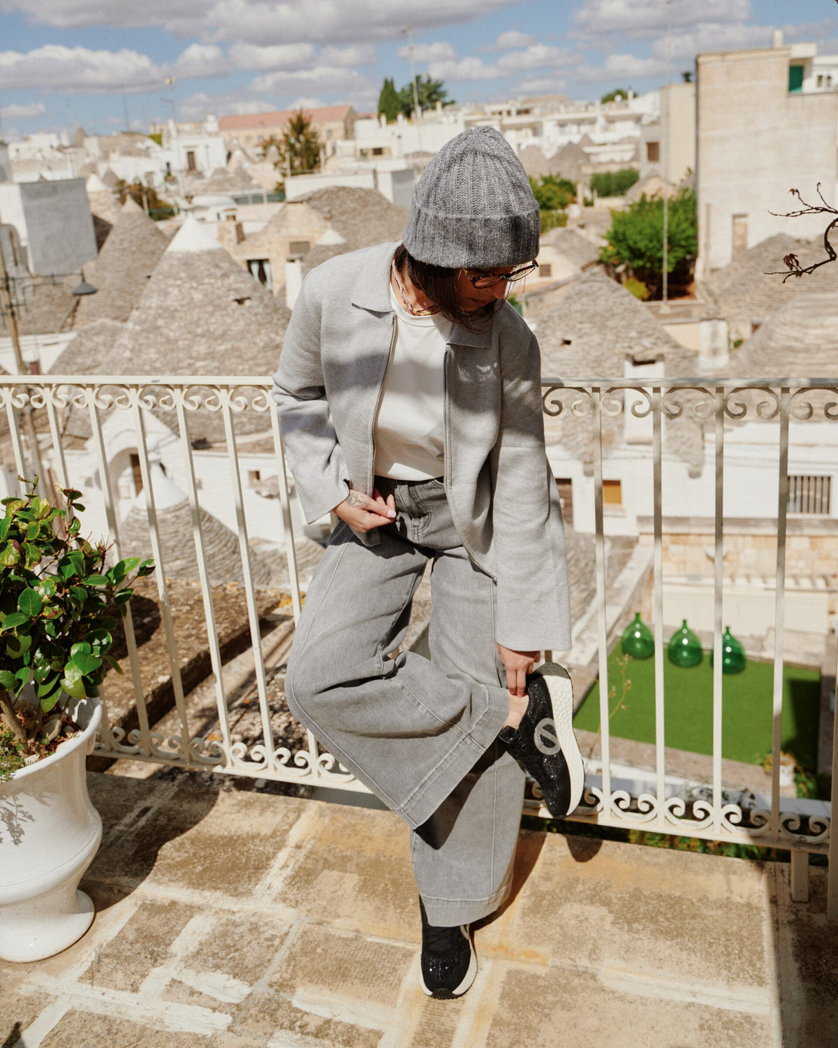 Look grigio sul balcone con vista sui trulli