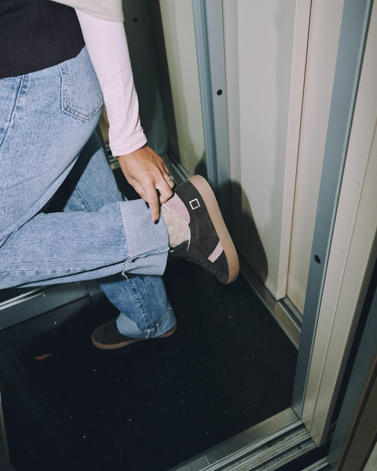 Sneakers in un ascensore
