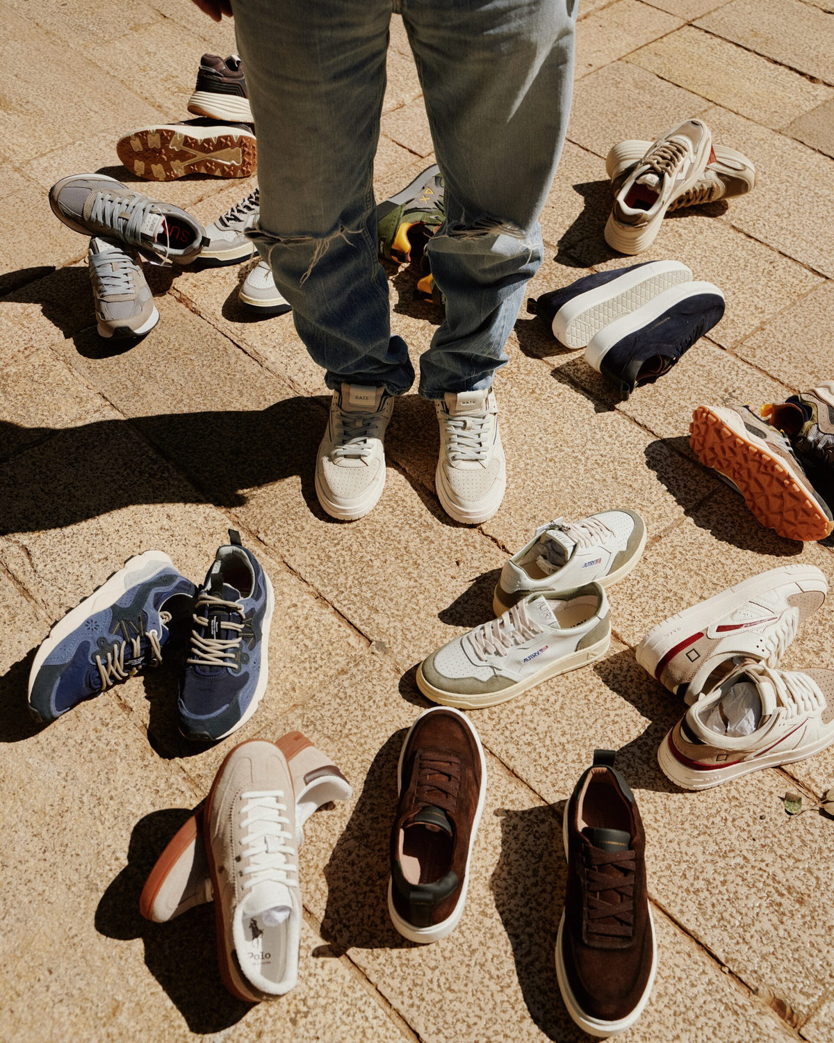 Sneakers sparse su un pavimento in pietra