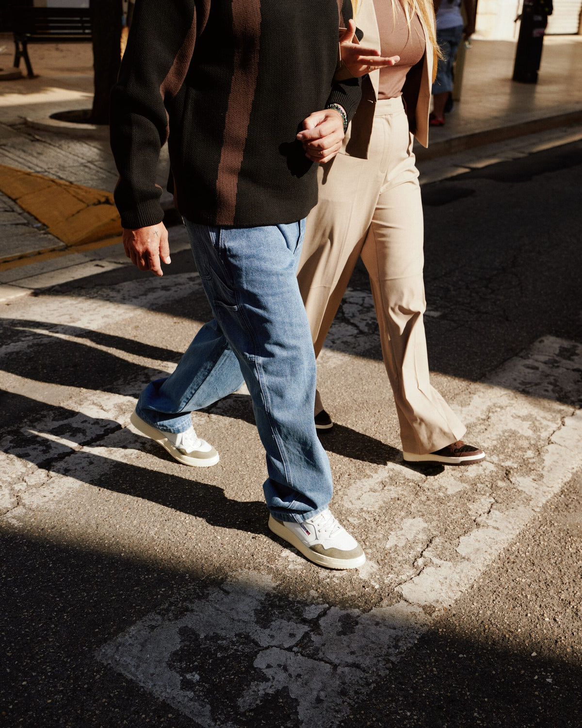 Passanti con jeans e sneakers