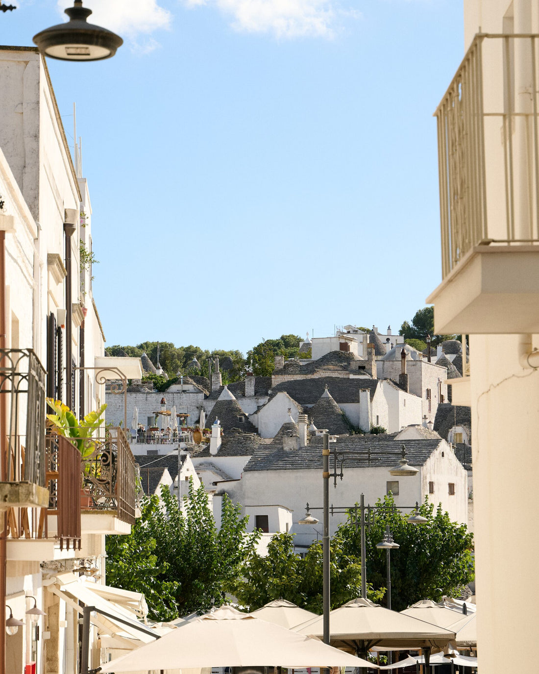 Vicolo di Alberobello con i trulli sullo sfondo
