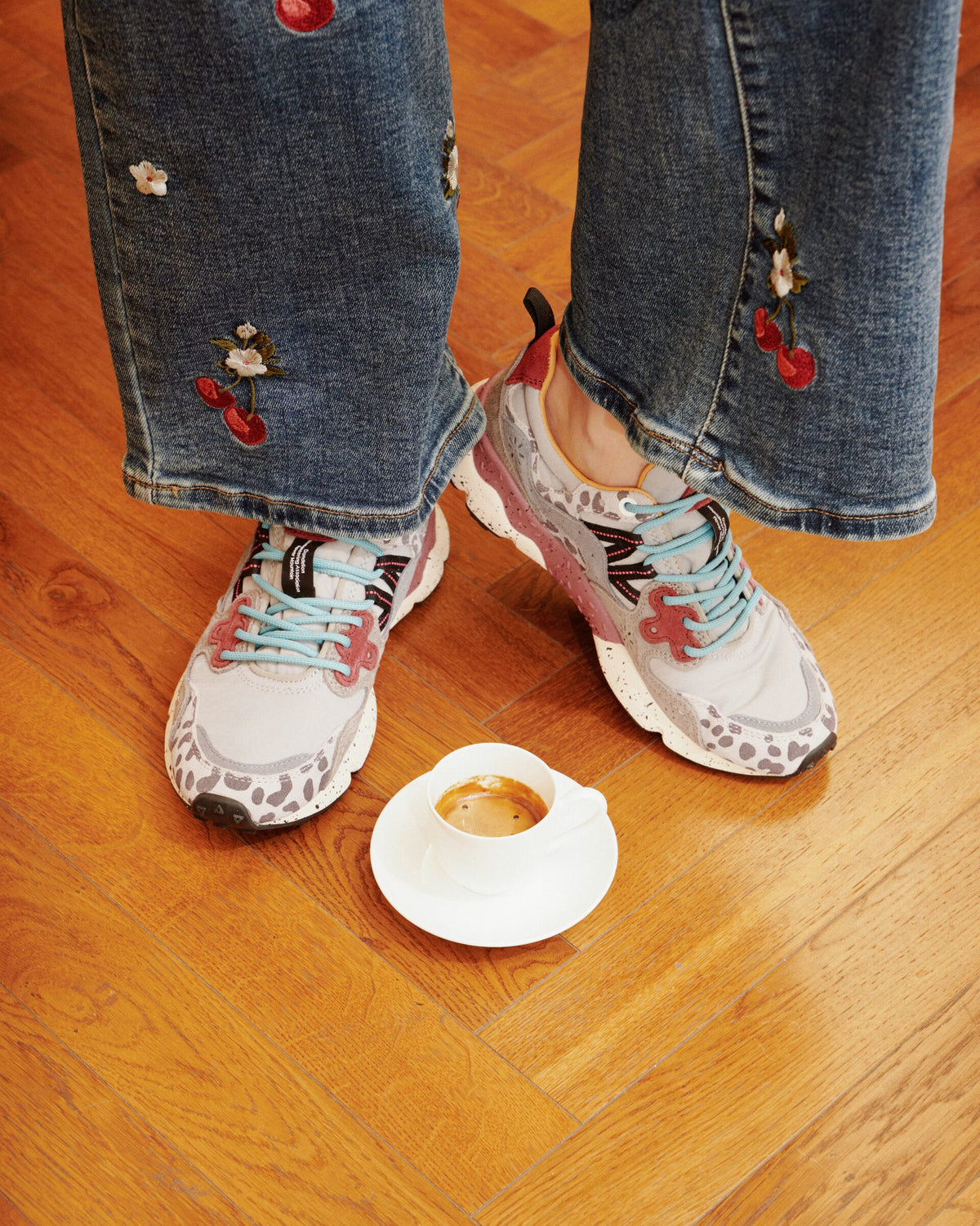 Jeans con ciliegie ricamate e sneakers