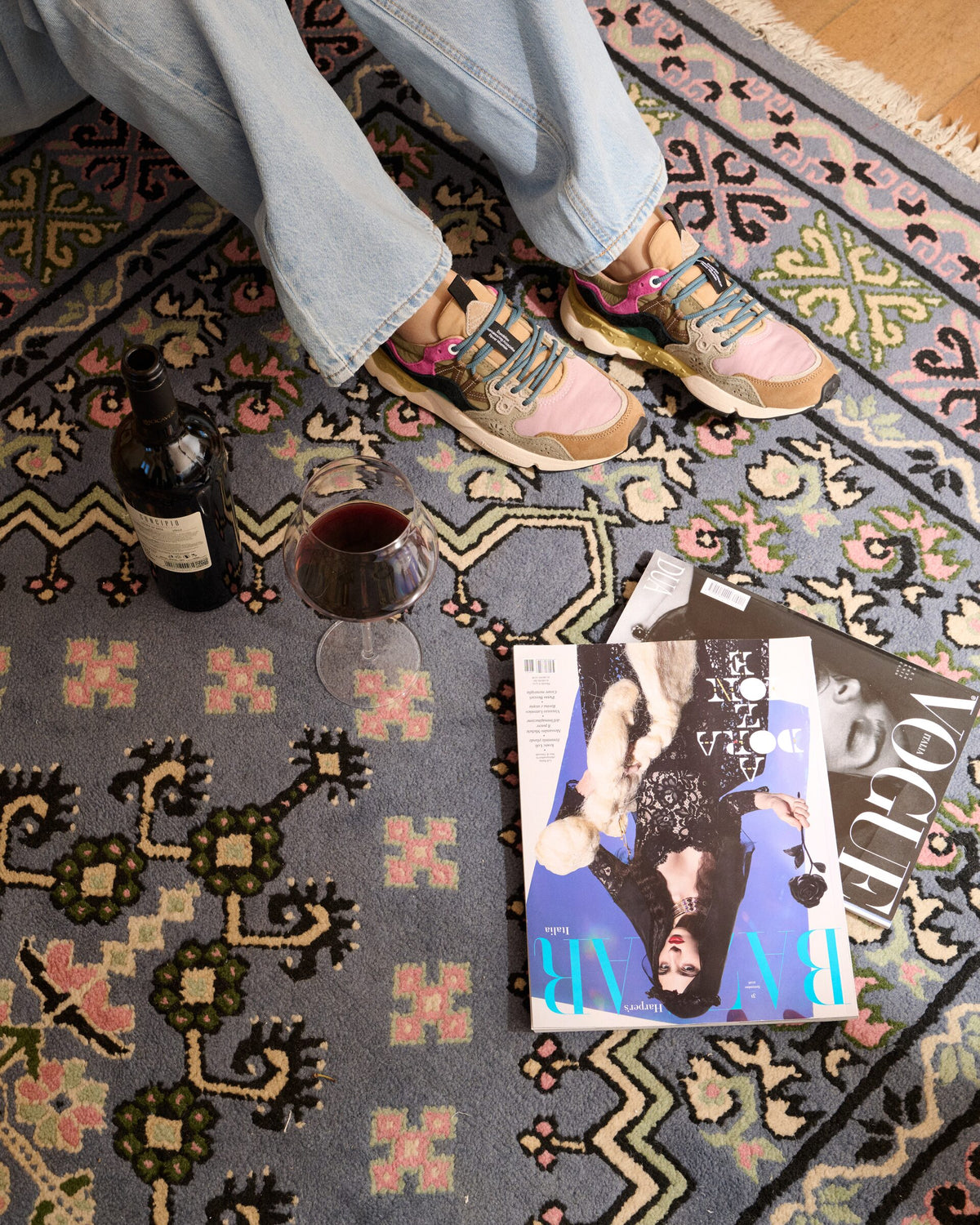 Tappeto con rivista e sneakers