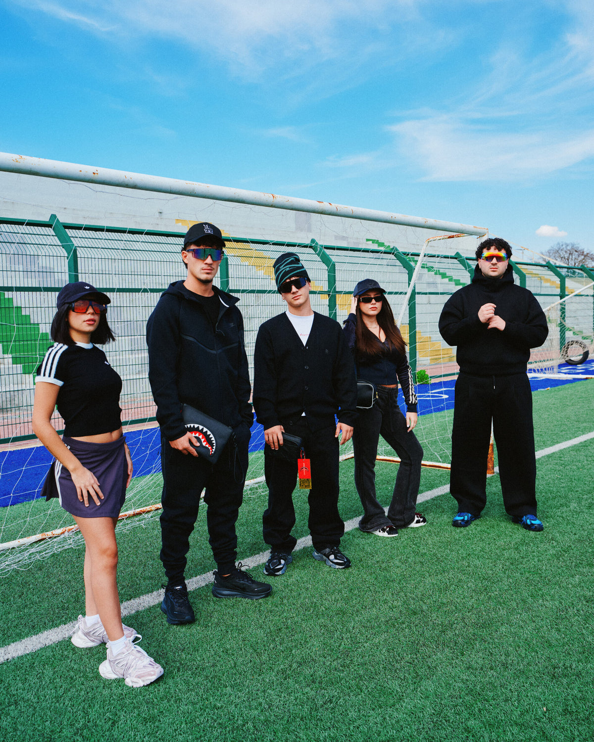 Gruppo di ragazzi in nero su un campo sportivo