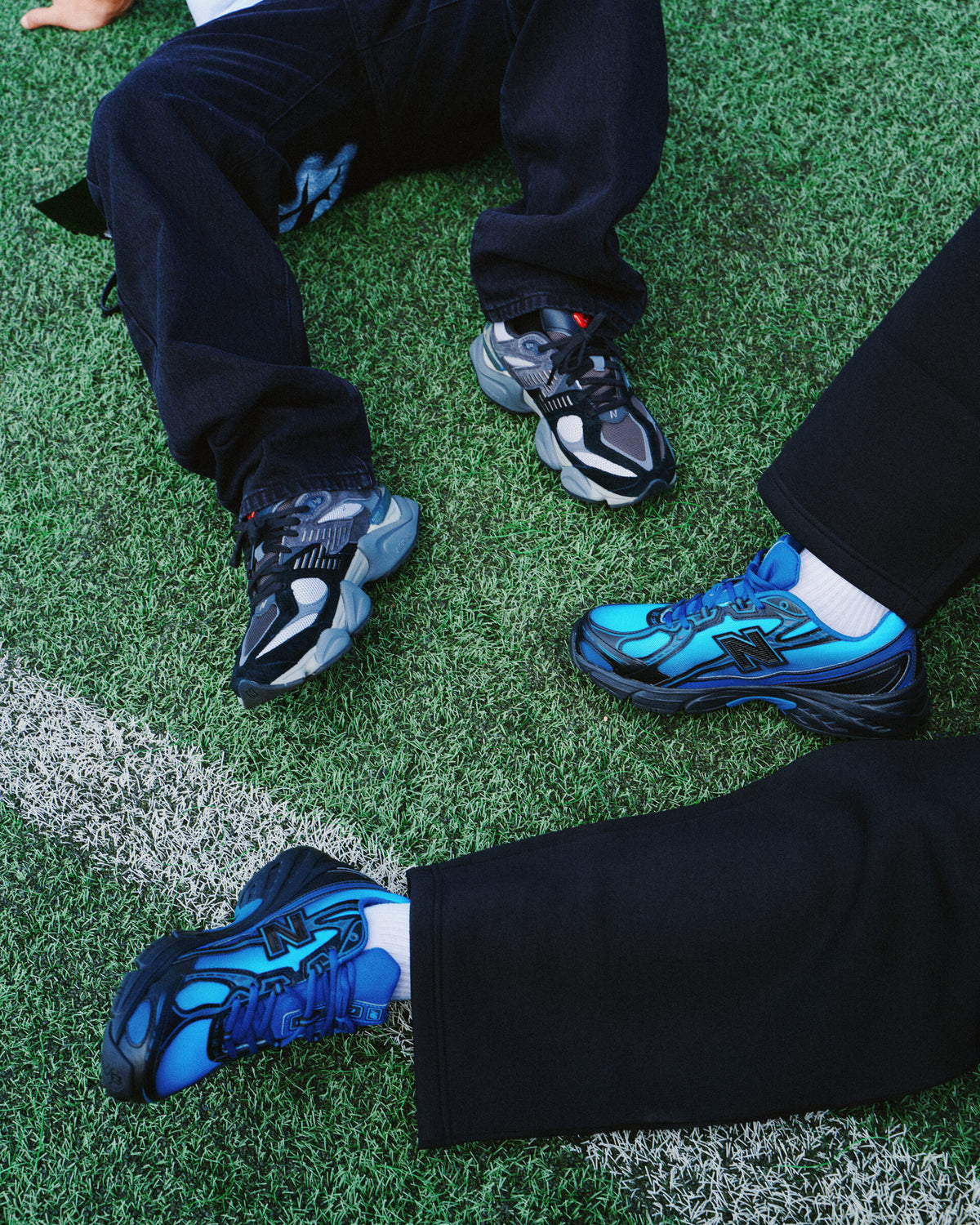 Sneakers New Balance sull'erba di un campo sportivo